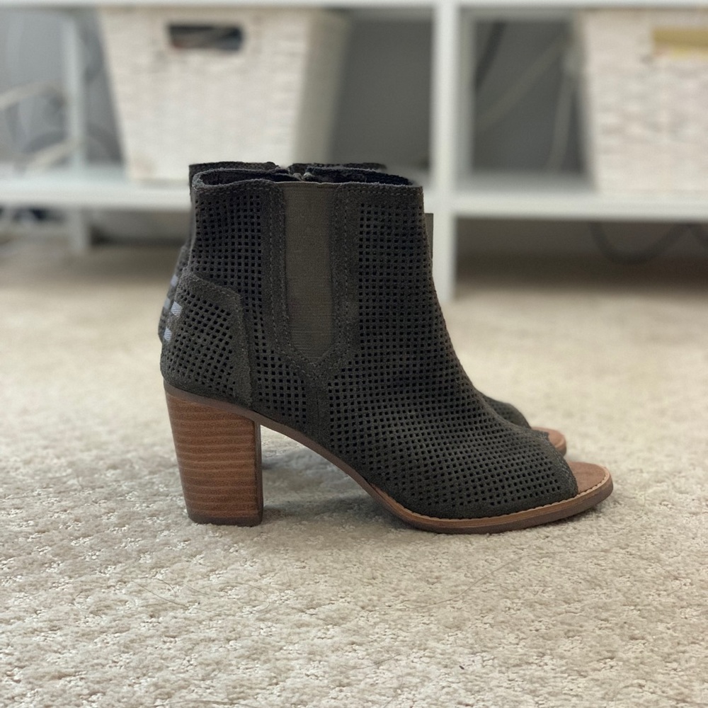 Tom’s ‘Majorca’ Suede Olive Green Booties